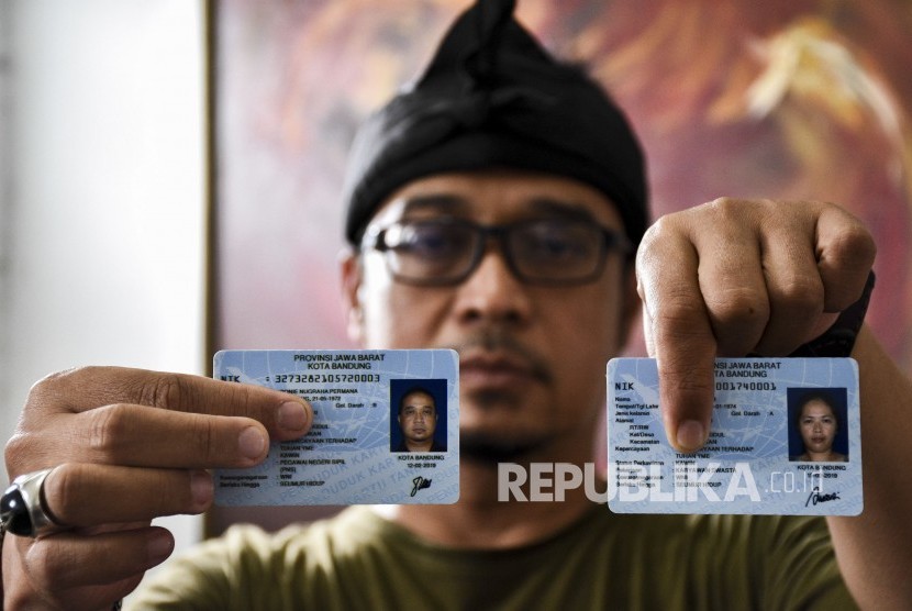 Bonie Nugraha Permana (46) menunjukkan Kartu Tanda Penduduk Elektronik atau e-KTP dengan kolom penghayat kepercayaan, di rumahnya, Kecamatan Panyileukan, Kota Bandung, Jumat (22/2). 