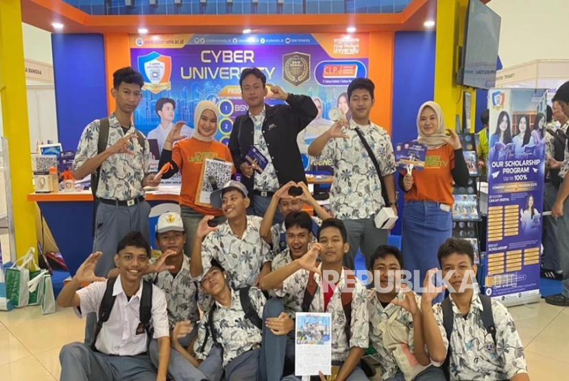 Siswa SMA Kepincut Program “Unik” Cyber University di Campus Expo