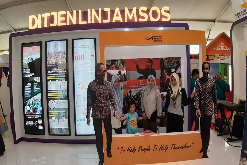 Booth pameran Direktorat Perlindungan dan Jaminan Sosial (Ditjen Linjamsos) Kemensos RI yang tergabung dalam Hari Kesetiakawanan Sosial Nasional 2018 pada hari keduam masih ramai didatangi pengunjung. 