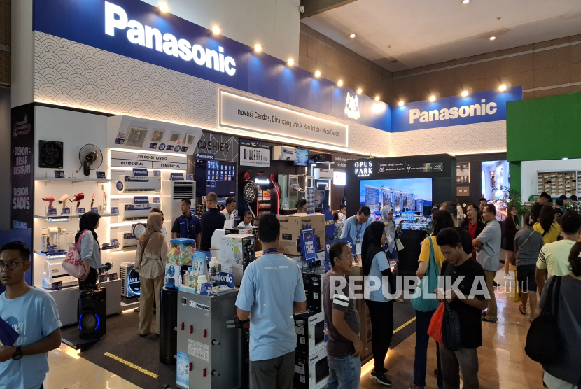 Booth Panasonic-GOBEL di Pekan Raya Jakarta, Jumat (20/6/2025).