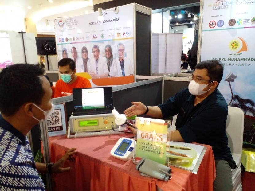  Booth RS PKU Muhammadiyah Surakarta mempromosikan berbagai layanan kesehatan dalam pameran Indonesia Wellness & Health Tourism Expo Jawa Tengah 2022.