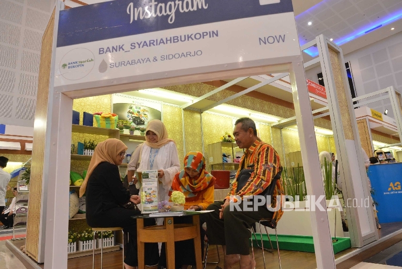  Booth salah satu bank syariah pada ajang pameran Indonesia Sharia Economic Festival (ISEF) 2016 di Surabaya, Kamis (28/10) malam. 