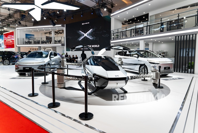 Booth Xpeng menghadirkan Flying Car XPENG X2 di IIMS 2026, pekan lalu.