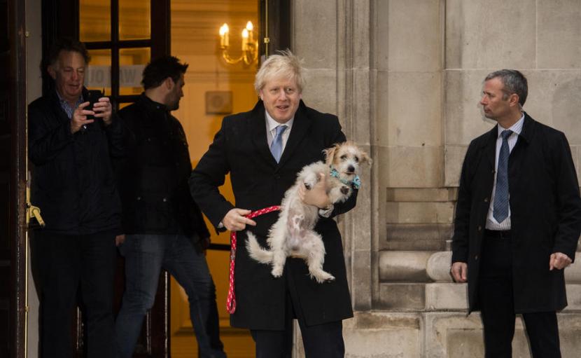 Perdana Menteri Inggris Boris Johnson dan istrinya mengadopsi anak anjing persilangan Jack Russell yang diberi nama Dilyn.