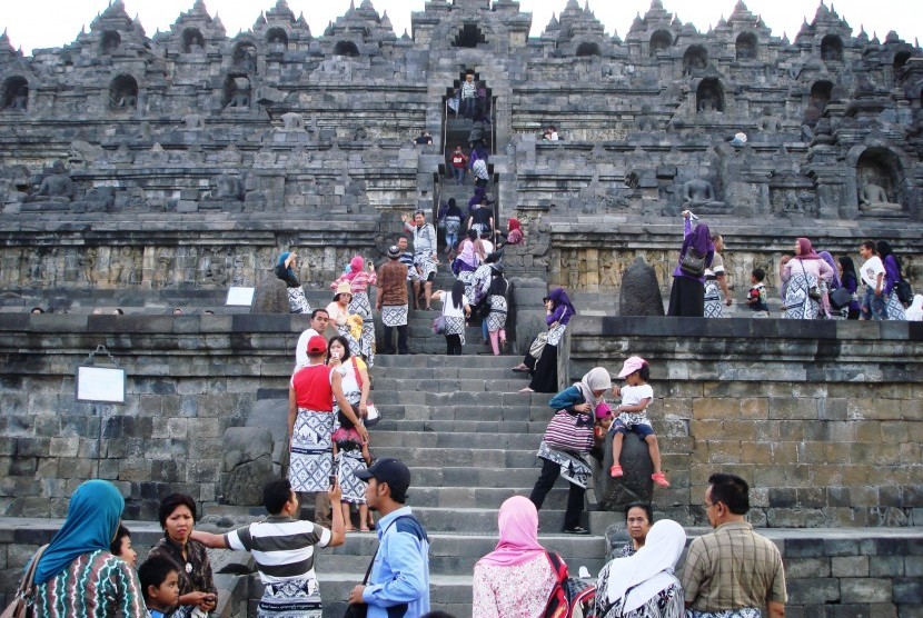 Borobudur temple is the world's biggest Buddhist monument. It's one of major tourist attraction for local and foreigner in Central Java.