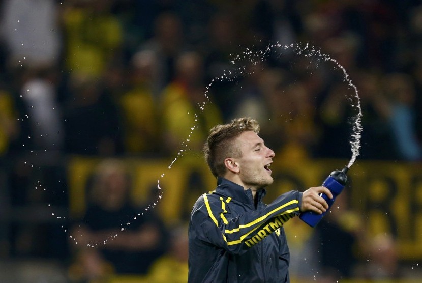 Borussia Dortmund Ciro Immobile celebrates after defeating Arsenal in their Champions League group D soccer match in Dortmund September 16, 2014.