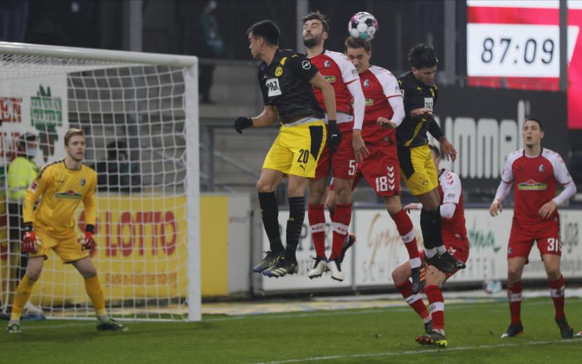 Borussia Dortmund kembali menelan kekalahan. Kali ini Dortmund menelan kekalahan 1-2 dari Freiburg di laga Bundesliga Jerman di Freiburg, Jerman, Sabtu (6/2).