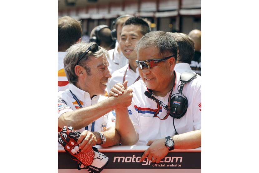 Bos Repsol Honda, Shuhei Nakamoto (kanan), bersama ayah pebalap Dani Pedrosa, Antonio Pedrosa (kiri). 