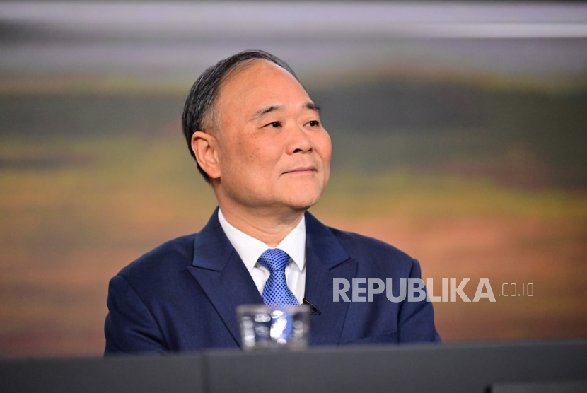 Bos Volvo Cars dan Geely Eric Li (Li Shufu) menghadiri Rapat Umum Tahunan Volvo Cars di Volvohallen di Gothenburg, Swedia 3 April 2025.