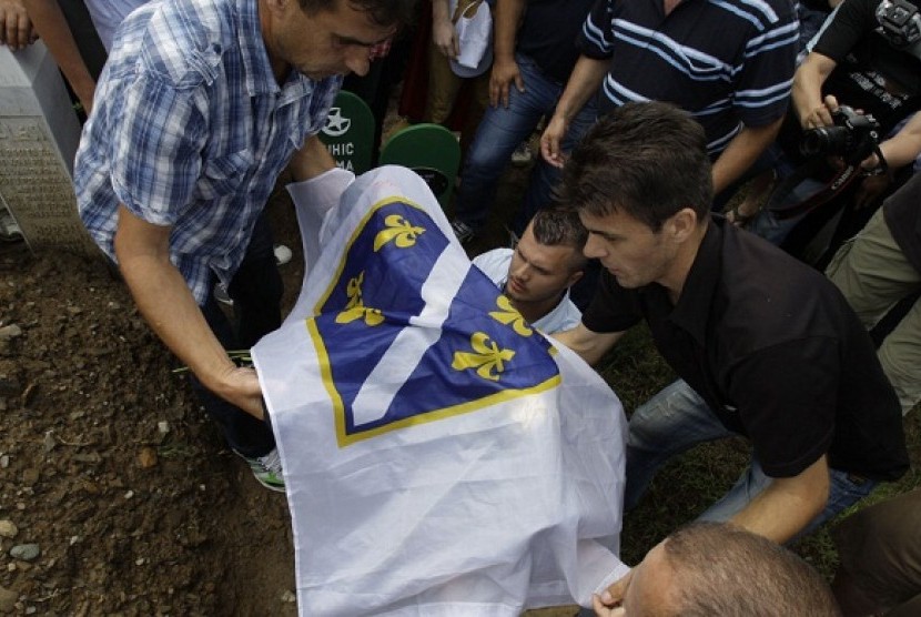 Bosnian men carry the small coffin of Hava Muhic's baby during a mass funeral for Srebrenica victims in memorial center Potocari, Bosnia, on Thursday. 