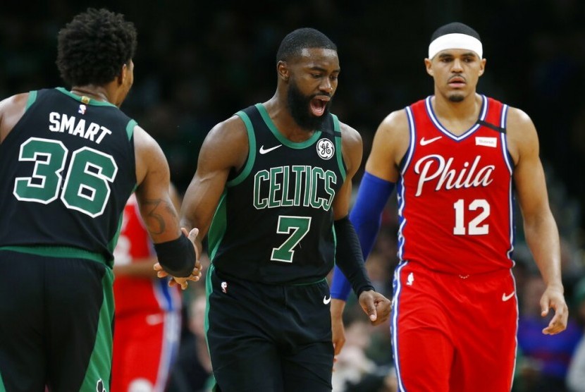 Boston Celtic mengalahkan Philadelphia 76ers.