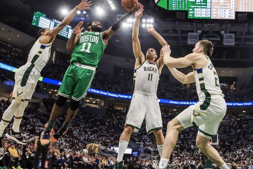 Boston Celtics guard, Kyrie Irving (dua kiri), melepaskan tembakan saat menghadapi Milwaukee Bucks dalam gim kedua semifinal Wilayah Timur NBA di Fiserv Forum, Milwaukee, Wisconsin, Amerika Serikat, pada 30 April 2019.
