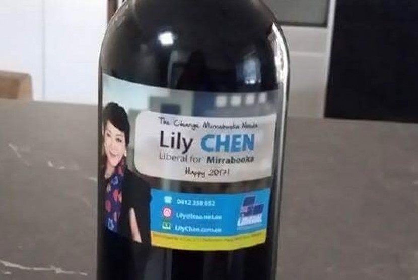 Botol anggur yang dibagikan Lily Chen sebagai bagian dari kampanye pemilihan umum di Australia Barat.