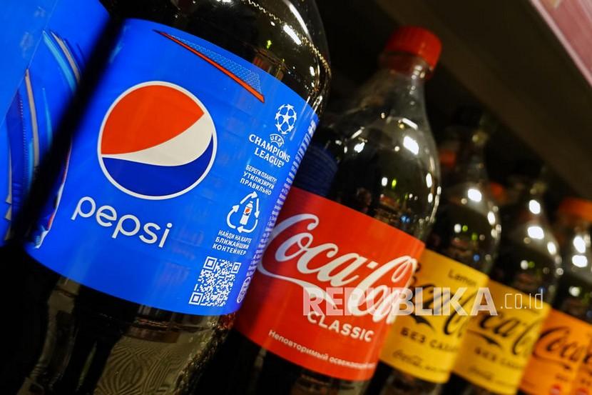  Botol Coca Cola dan Pepsi dipajang di supermarket di Moskow, Rusia, 9 Maret 2022. Minuman kegemaran banyak orang itu dapat meningkatkan risiko beberapa kondisi jangka panjang, seperti obesitas, diabetes, dan kanker. 