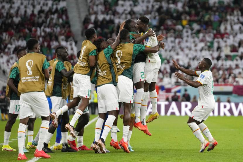  Boulaye Dia dari Senegal merayakan dengan rekan satu timnya setelah mencetak gol pertama timnya selama pertandingan sepak bola grup A Piala Dunia antara Qatar dan Senegal, di Stadion Al Thumama di Doha, Qatar, Jumat, 25 November 2022. 
