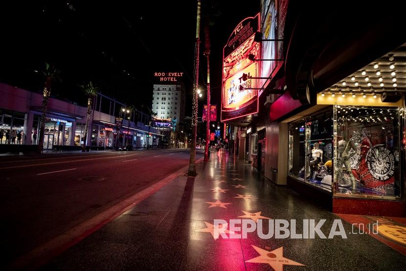Boulevard Hollywood di Hollywood, Kalifornia, AS, kosong di tengah pandemi virus corona, Ahad (29/3) Virus corona diperkirakan sudah menyebar di Kalifornia sejak Desember 2019.