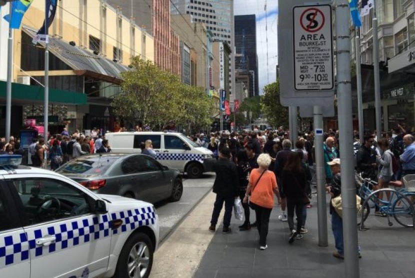 Bourke Street, salah satu jalanan utama kota Melbourne ditutup setelah mobil menabraki sejumlah pejalan kaki.