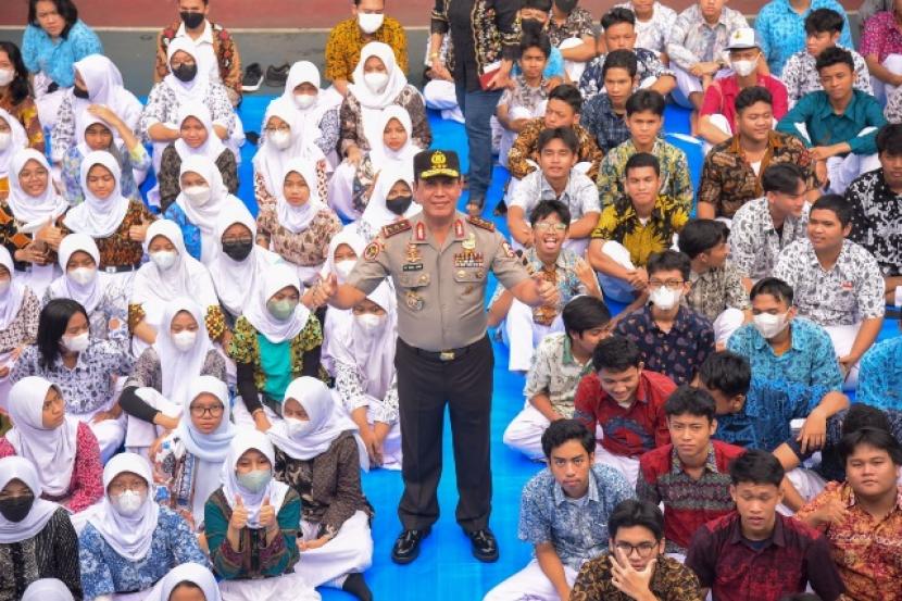  Kepala Badan Nasional Penanggulangan Terorisme Republik Indonesia (BNPT RI) Komjen Pol Dr Boy Rafli Amar, saat memberikan pengarahan dalam rangka motivasi bagi peserta didik kelas XII SMAN 37 dalam menghadapi Seleksi Nasional Berbasis Tes (SNBT) tahun 2023 pada Selasa (28/3/2023). 