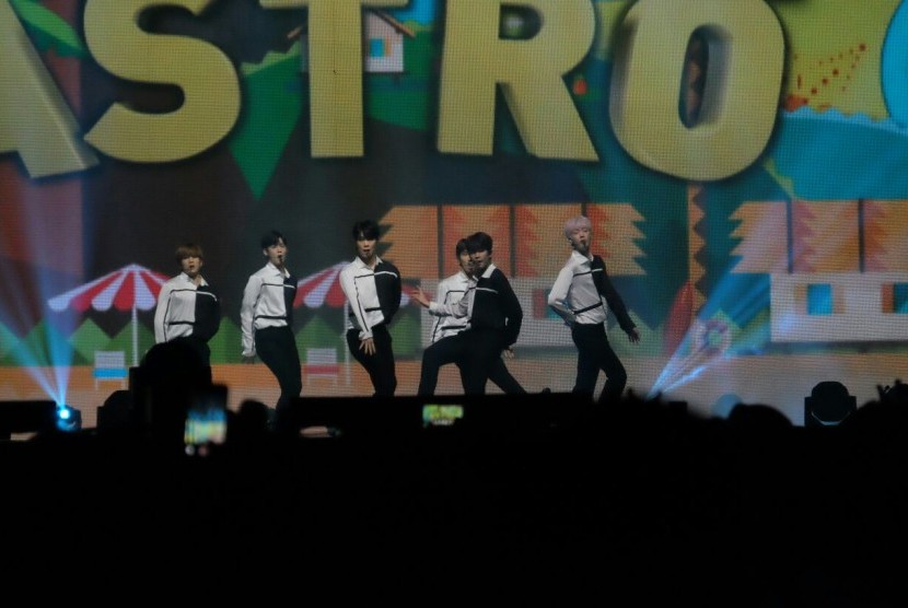 Boyband asal Korea Selatan, Astro, ketika tampil pada Music Bank in Jakarta 2017 di JIExpo, Jakarta, Sabtu (2/9) malam.