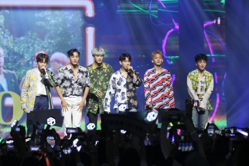 Boyband asal Korea Selatan, EXO, yang menjadi daya tarik utama pada Music Bank in Jakarta 2017, di JIEXpo, Kemayoran, Jakarta Pusat, Sabtu (2/9) malam.