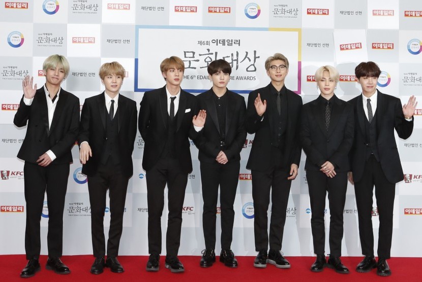 Boyband BTS. Label yang menaungi BTS, Big Hit Entertainment, mencatat sejarah dengan mencetak penawaran saham perdana (IPO) terbesar Korea Selatan dalam tiga tahun.