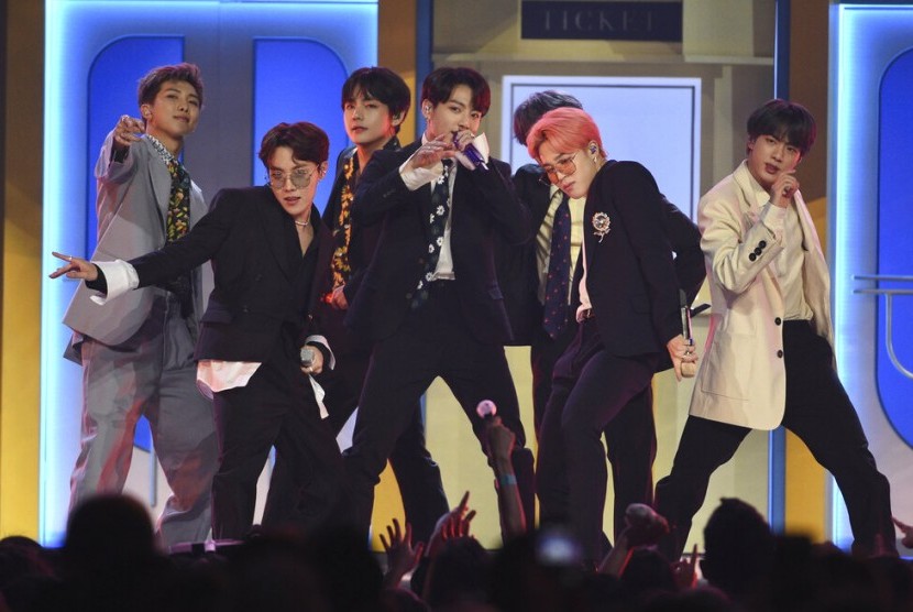 Boyband BTS berkesempatan berbicara dalam Hari Pemuda Nasional Korea Selatan yang dihadiri Presiden Moon Jae-in.