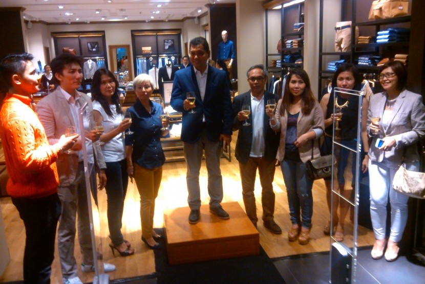Boysanto Pasaribu, Director Sales, & Marketing MWW DelamiBrands ( tengah) saat peresmian flagship store Wood pertama di Grand Indonesia.