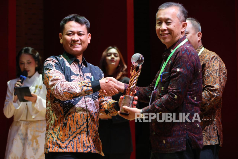 BP Batam meraih penghargaan dari Badan Informasi Geospasial berkat inovasi layanan menggunakan platform digital, Land Management System (LMS).