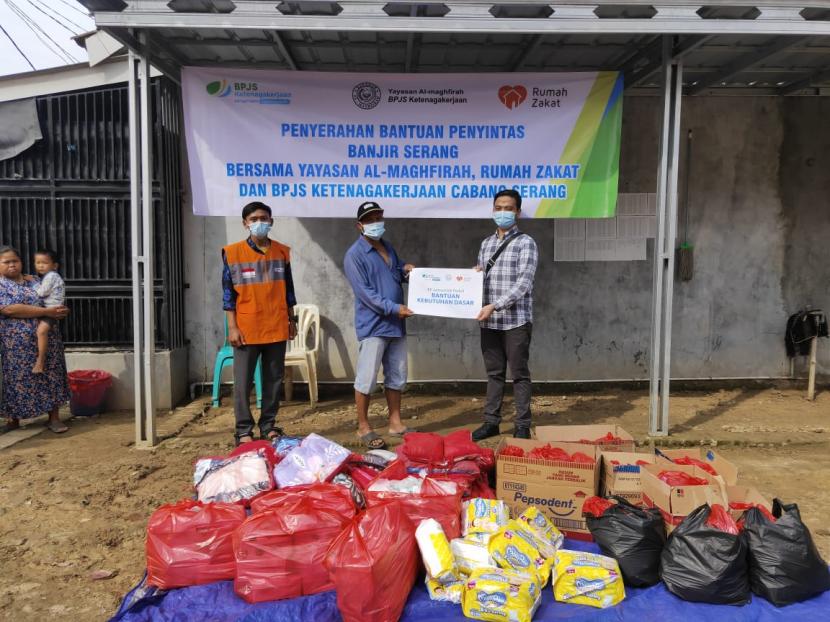  BP Jamsostek yang bersinergi dengan Rumah Zakat pun menyalurkan bantuan berupa 125 paket selimut, 150 paket hygiene kits, dan 130 nasi kotak untuk warga yang terdampak banjir di Kampung Cikangkung Desa Tambak, Kecamatan Kibin, Kabupaten Serang, Jum’at (11/12).