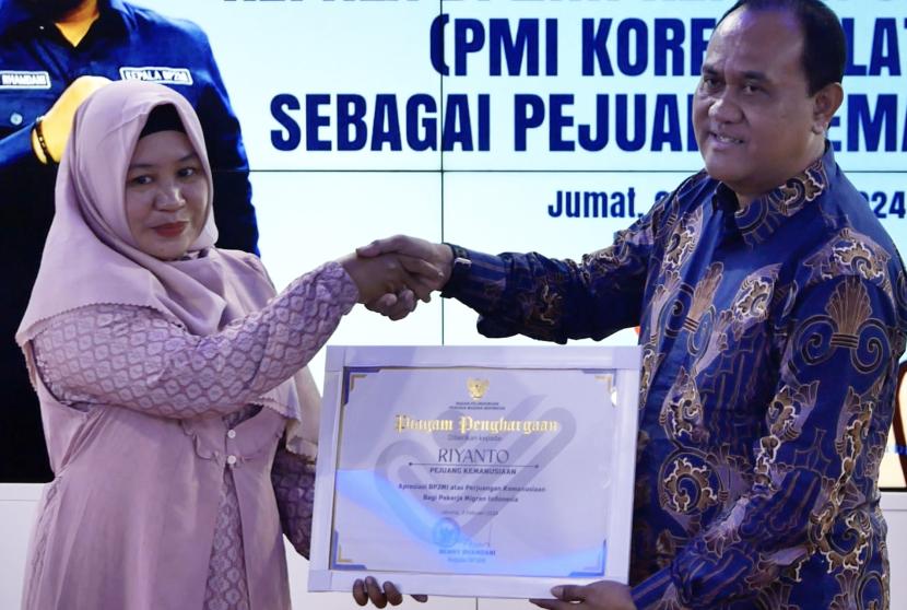 BP2MI memberikan penghargaan kepada Riyanto selaku PMI yang berhasil menyelamatkan warga Korea Selatan yang terjatuh ke laut.