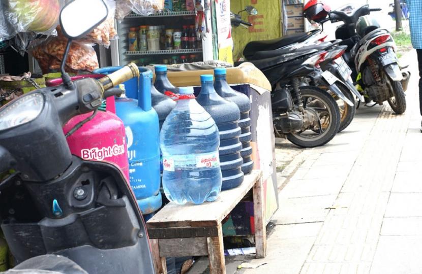 Air minum dalam kemasan (ilustrasi). Pengurus Besar Ikatan Dokter Indonesia (PB IDI) mendukung rencana Badan Pengawas Obat dan Makanan (BPOM) memberikan label kandungan Bisfenol A (BPA) pada air minum dalam kemasan (AMDK). Pelabelan itu diharapkan bisa meningkatkan upaya perlindungan kesehatan masyarakat.