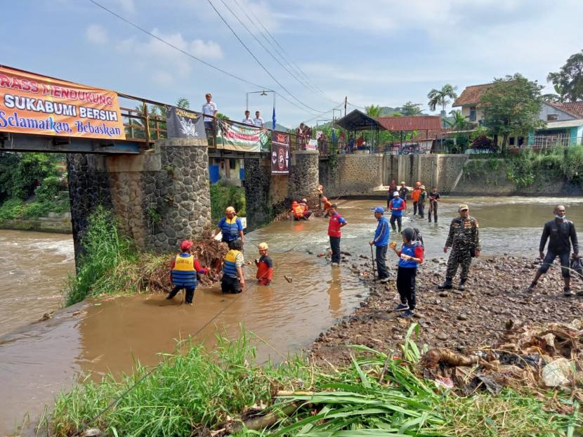 BPBD dan relawan membersihkan Sungai Cipelang, Kecamatan Lembursitu Kota Sukabumi dari sampah, Sabtu (18/6/2022).