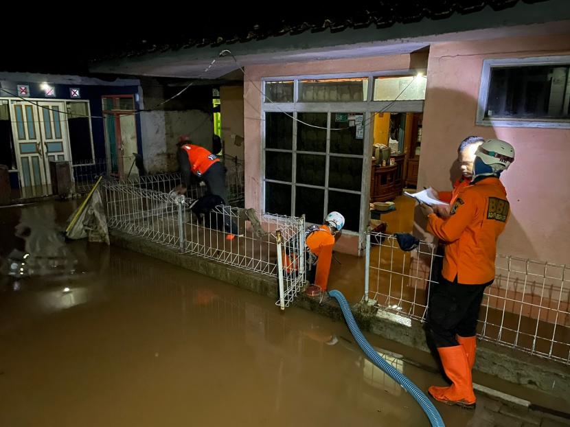 BPBD Kabupaten Garut melakukan penyedotan air yang masuk ke rumah warga terdampak banjir pada Ahad (13/3/2022). 