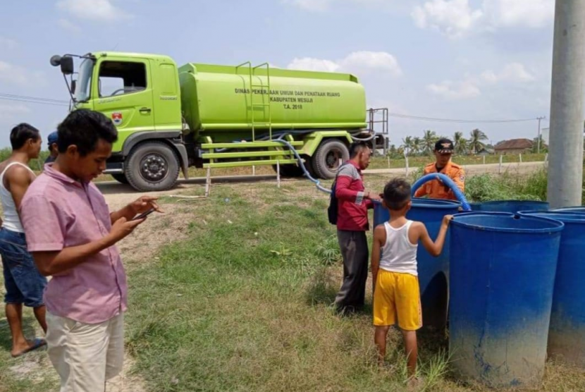 BPBD Kabupaten Mesuji, Lampung, mendistribusikan air bersih di Desa Sumber Makmur, Kecamatan Mesuji, Senin (26/8). 