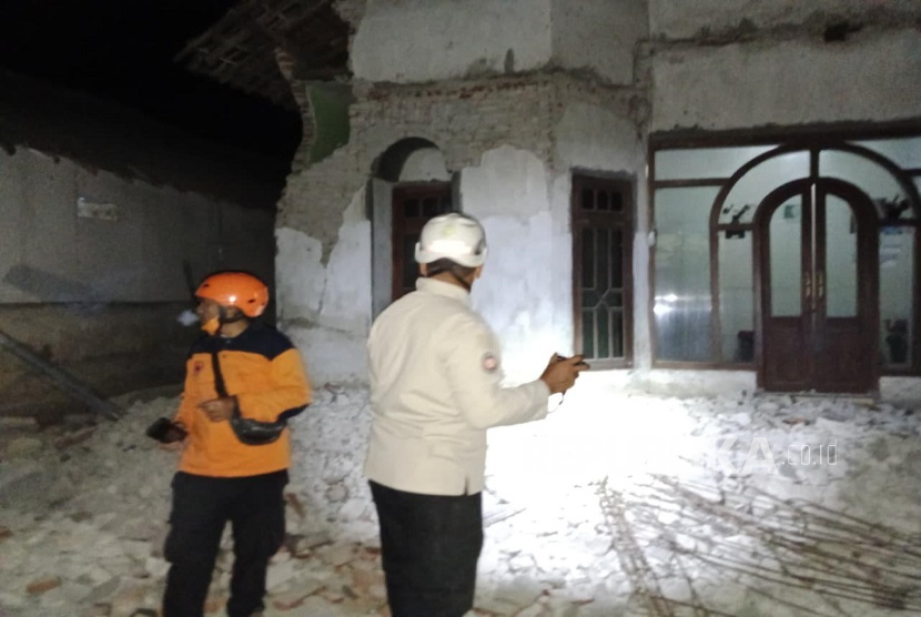 BPBD Kabupaten Situbondo turunkan tim melakukan kaji cepat di lokasi terdampak gempa bumi M 5,7 di Kecamatan Banyuputih, Kabupaten Situbondo, Jawa Timur, pada Kamis (25/9). Sumber foto: BPBD Kabupaten Situbondo.
