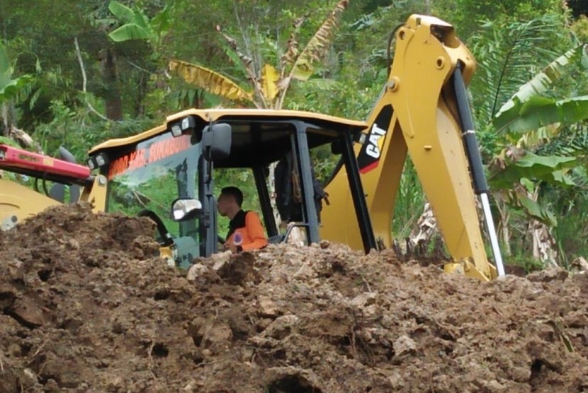 BPBD Kabupaten Sukabumi melakukan penanganan longsor yang menutup jalan. (Ilustrasi)