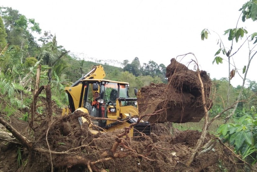 BPBD Kabupaten Sukabumi melakukan penanganan longsor yang menutup jalan di tiga titik di desa Cikarang Kecamatan Cidolog, Sukabumi Ahad (18/11).