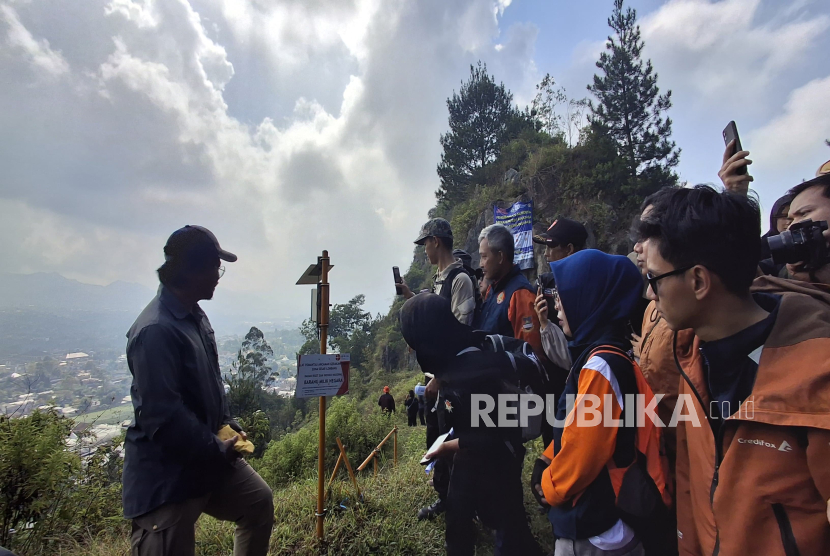 BPBD Kota Bandung Bersama BRIN dan Relawan Meninjau Langsung Jalur Sesar Lembang di Gunung Batu, Lembang, Kabupaten Bandung Barat, Ahad (24/7/2025).