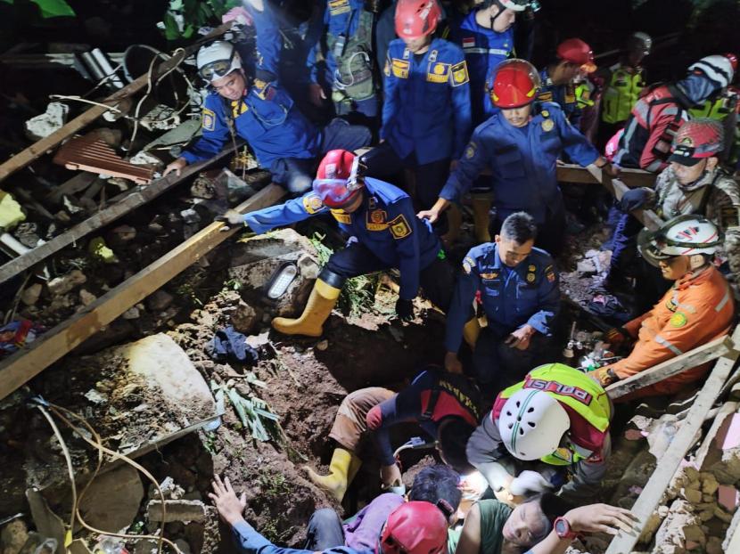 BPBD Kota Bogor, Damkar, dan unsur terkait berupaya melakukan evakuasi belasan warga tertimbun longsor di Kelurahan Empang, Kecamatan Bogor Selatan, Kota Bogor, Rabu (15/3/2023) dini hari. 
