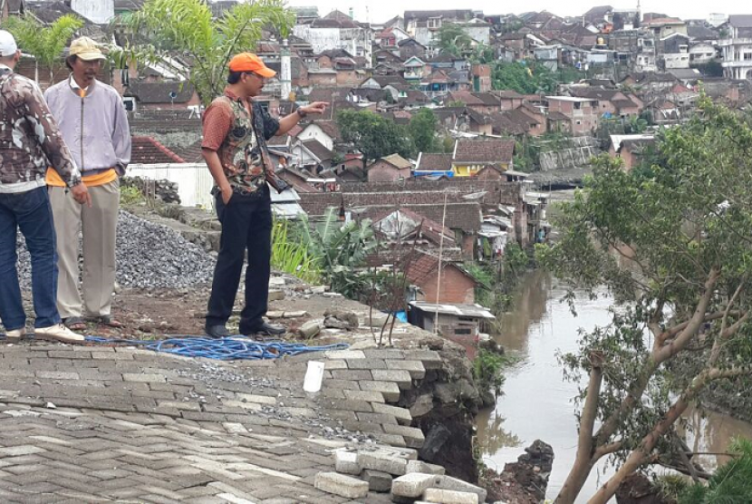 BPBD Kota Malang meninjau lokasi longsoran yang terjadi di Perumahan Maharaja Gallery, Malang. 