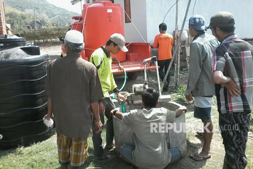 BPBD Lombok Barat mulai memberikan bantuan air bersih di Desa Banyu Urip, Kecamatan Gerung, Lombok Barat, NTB, Senin (9/7).