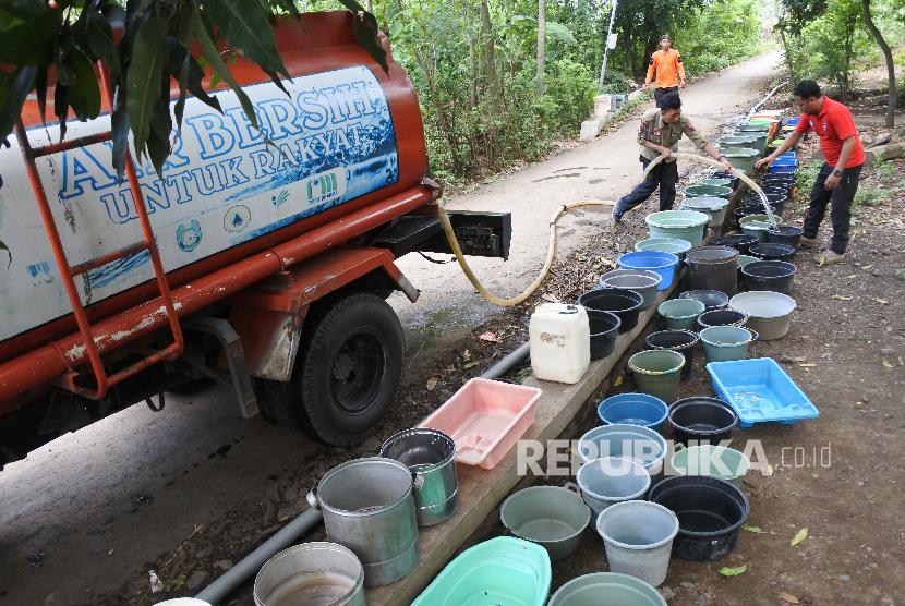BPBD melakukan distribusi air bersih bagi warga (ilustrasi).