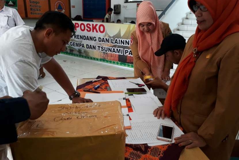 BPBD Sumbar mengumpulkan sumbangan rendang dari masyarakat umum dan PNS di lingkungan Pemprov Sumbar. Hingga Senin (1/10), terkumpul 726 kg rendang untuk membantu korban gempa dan tsunami di Palu.