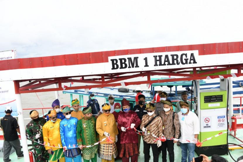 BPH Migas bersama Pertamina meresmikan Program BBM 1 Harga SPBU Kompak 66.788.004 Desa Tanjung Satai, Pulau Maya, Kabupaten Kayong Utara Kalimantan Barat, Rabu (17/6). 
