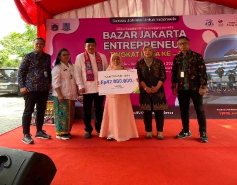 BPJAMSOSTEK Cabang Jakarta Pulo Gebang serahkan manfaat Jaminan Kematian (JKM) ke ahli waris pelaku usaha mikro kecil menengah (UMKM), di kantor Walikota Jakarta Timur, Kamis (22/6/2023). 