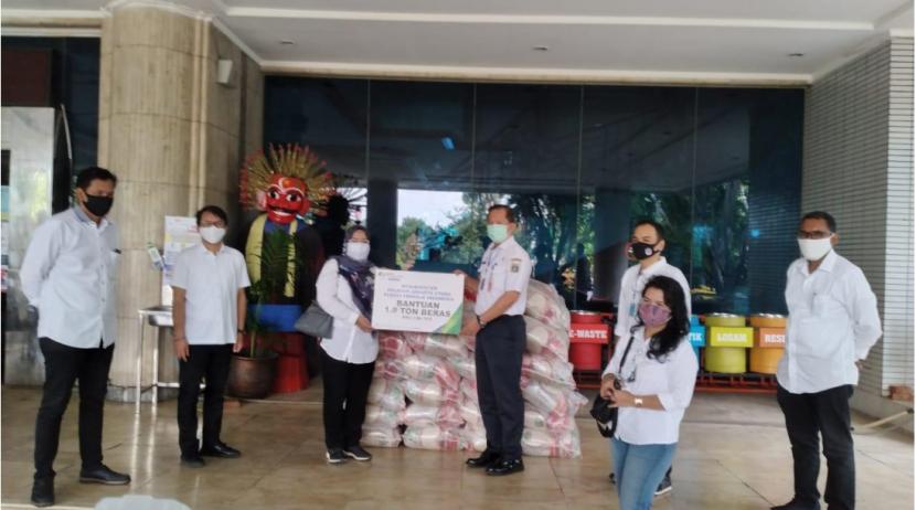 BPJamsostek Jakarta Utara menyalurkan bantuan 2,9 Ton beras untuk masyarakat terdampak wabah Covid-19. 