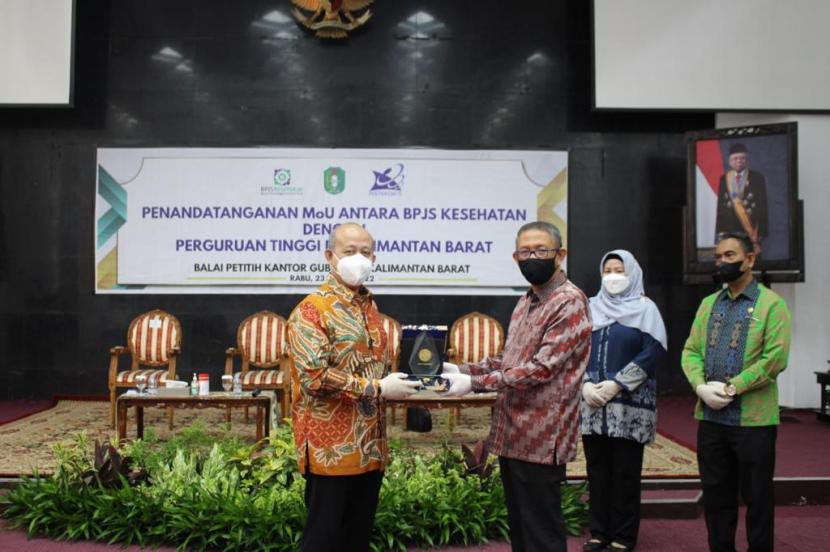 BPJS Kesehatan bersama 18 perguruan tinggi di Kalimantan Barat (Kalbar) menandatangani Nota Kesepahaman.