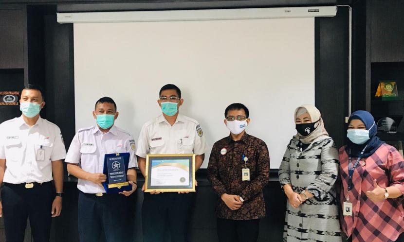 BPJS Kesehatan Cabang Bandung memberikan penghargaan kepada PT Kereta Api Indonesia (Persero) karena konsisten membantu terealiasinya program JKN-KIS.