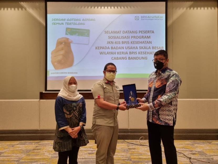 BPJS Kesehatan Cabang Bandung menyerahkan penghargaan kepada badan usaha yang terbukti paling patuh dalam mendaftarkan dan membayarkan iuran pekerja dalam Program JKN di Kota Bandung.  