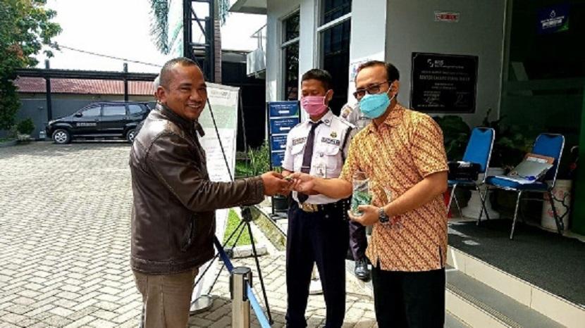 BPJS Kesehatan Cabang Kudus, Jawa Tengah, membagikan masker kepada peserta yang berkunjung ke kantor pelayanan.